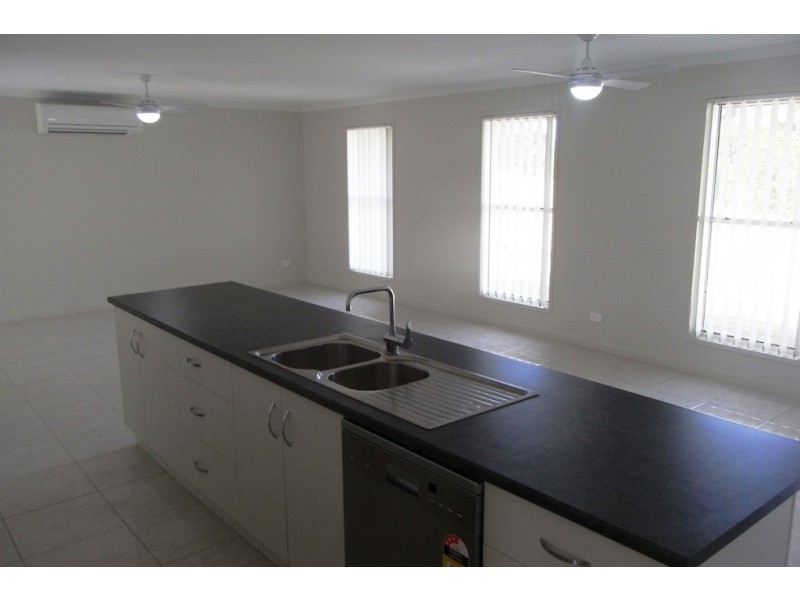 1/7 Gardenia Court, Southside QLD 4570