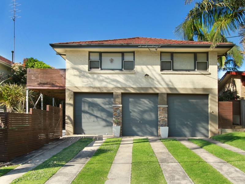 2/7 Kelvin Road, Coniston NSW 2500