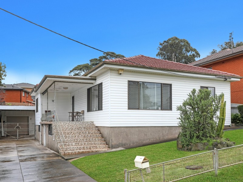 70 Ranchby Ave, Lake Heights NSW 2502