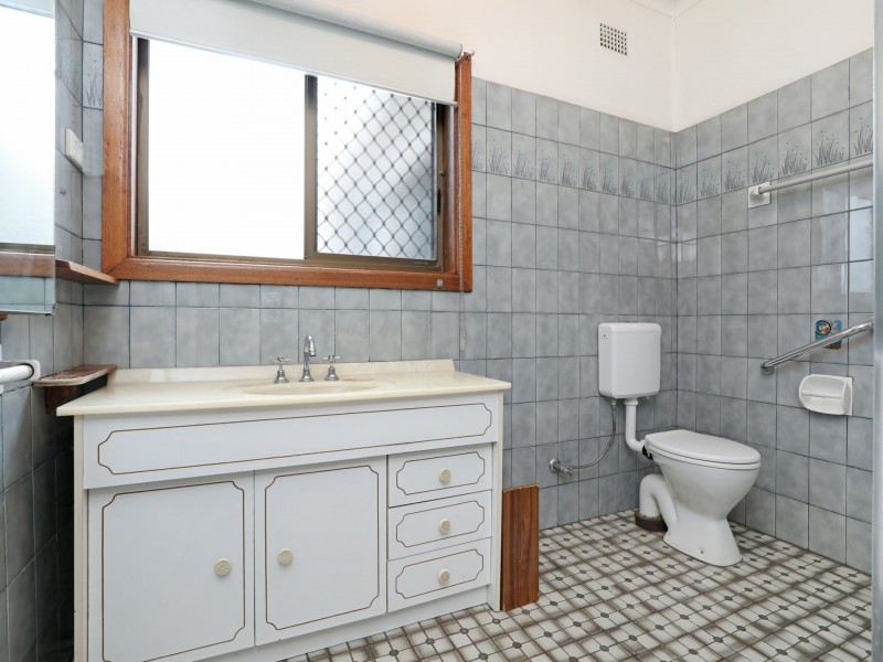 70 Ranchby Ave, Lake Heights NSW 2502