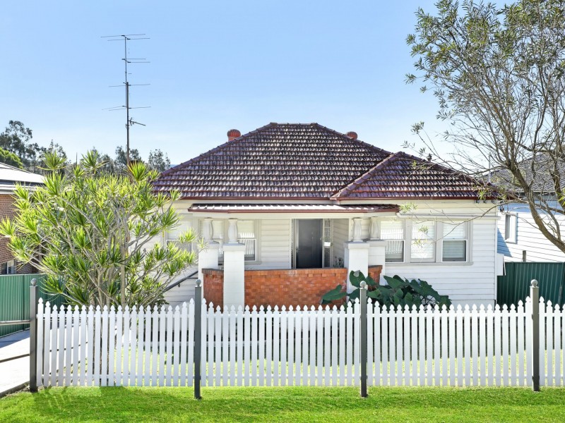 4 Phillips Avenue, West Wollongong NSW 2500