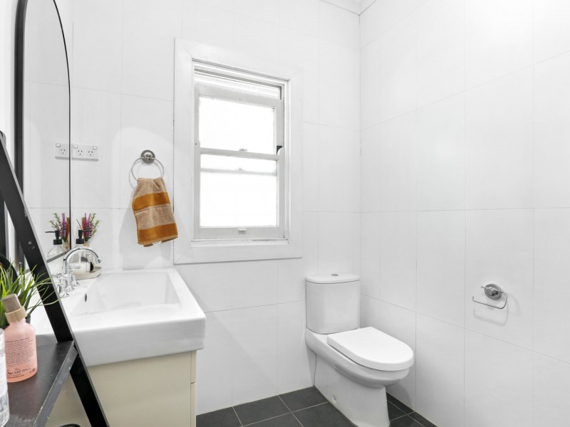 4 Phillips Avenue, West Wollongong NSW 2500