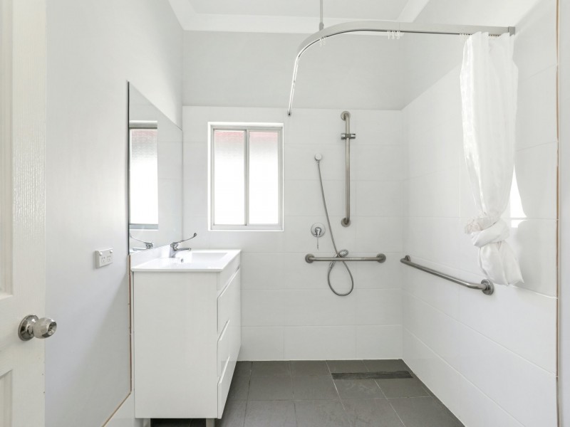 2 Phillips Ave, West Wollongong NSW 2500