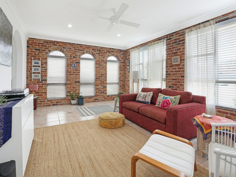 18 Roycroft Ave, Mount Warrigal NSW 2528