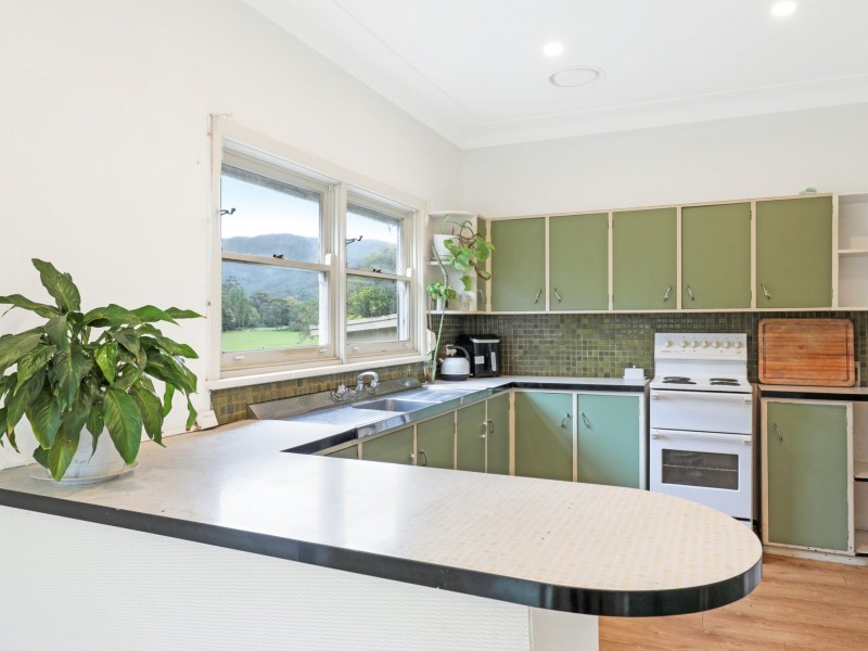 32 Pooraka Ave, West Wollongong NSW 2500