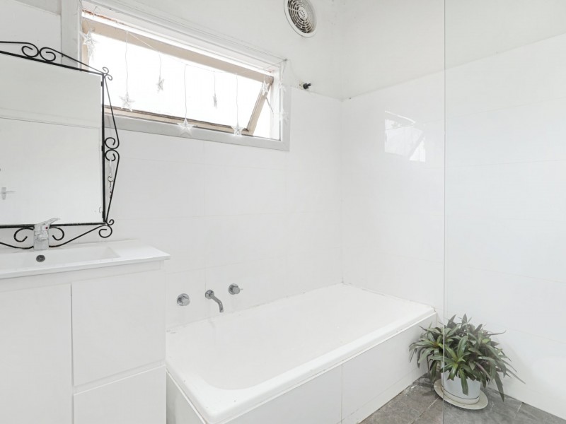 32 Pooraka Ave, West Wollongong NSW 2500