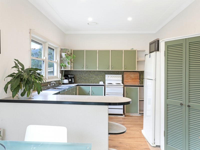 32 Pooraka Ave, West Wollongong NSW 2500