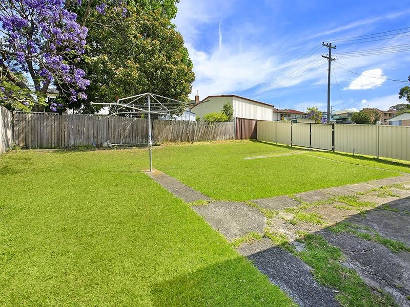 2 Kotara Crescent, Unanderra NSW 2526