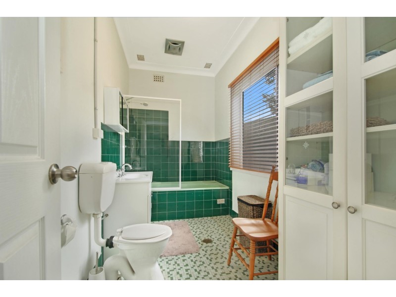 24 St Cloud Crescent, Lake Heights NSW 2502