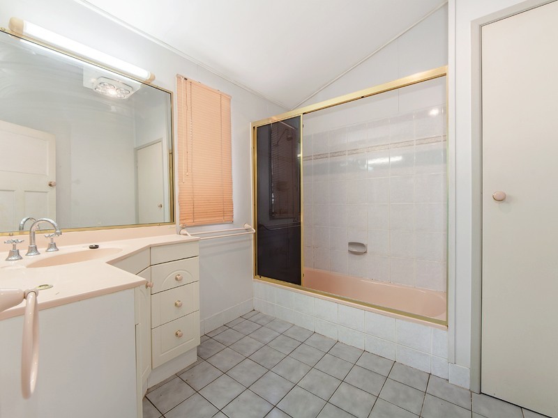 8 RUSSELL STREET, Silkstone QLD 4304