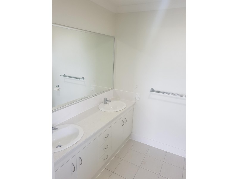 1/5 Gooloowan Circuit, Brassall QLD 4305