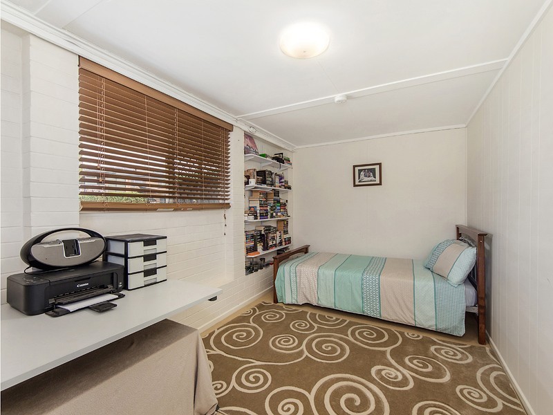 1 Creston Street, Raceview QLD 4305