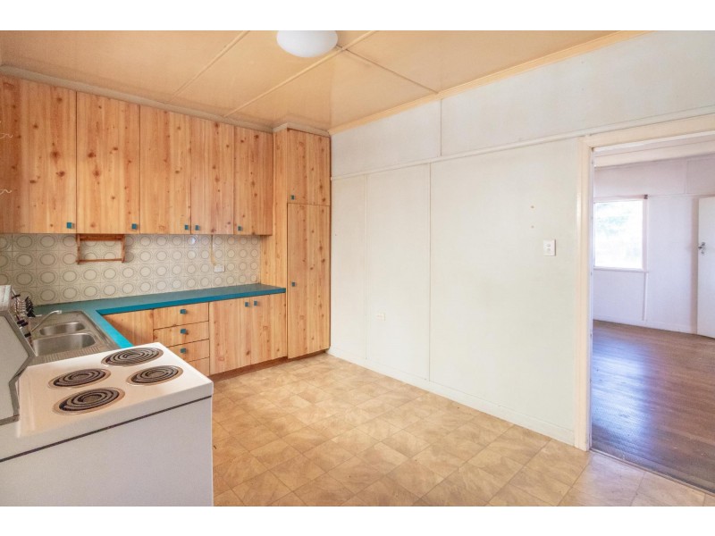 137 South Station Road, Silkstone QLD 4304