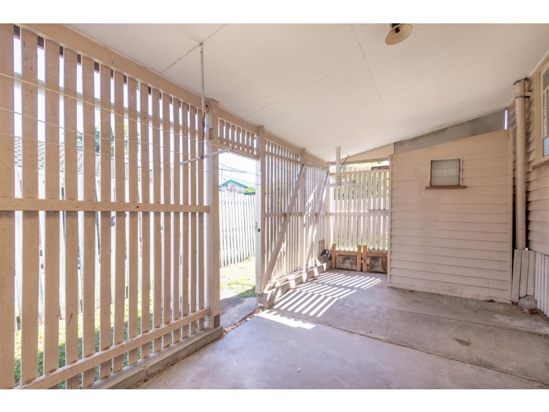 137 South Station Road, Silkstone QLD 4304