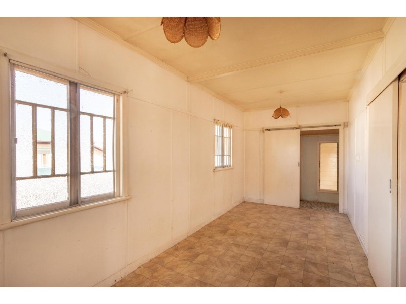 137 South Station Road, Silkstone QLD 4304
