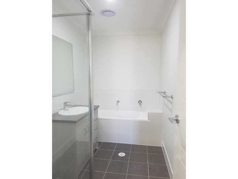 1/1 Gooloowan Circuit, Brassall QLD 4305