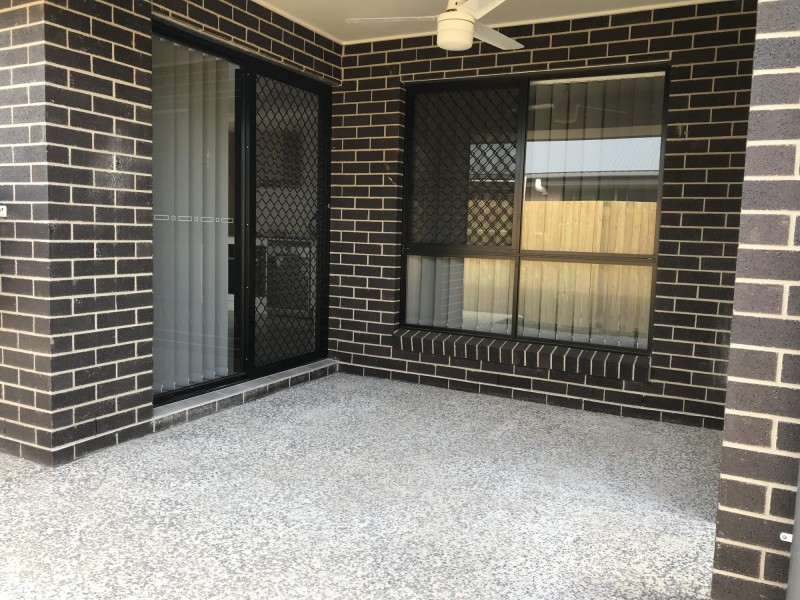 2/12 Reaside Rd, Walloon QLD 4306