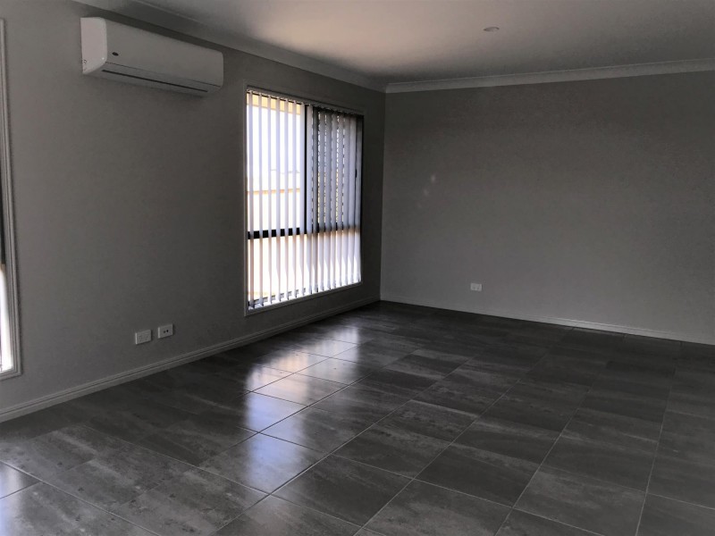 1/12 reaside rd, Walloon QLD 4306