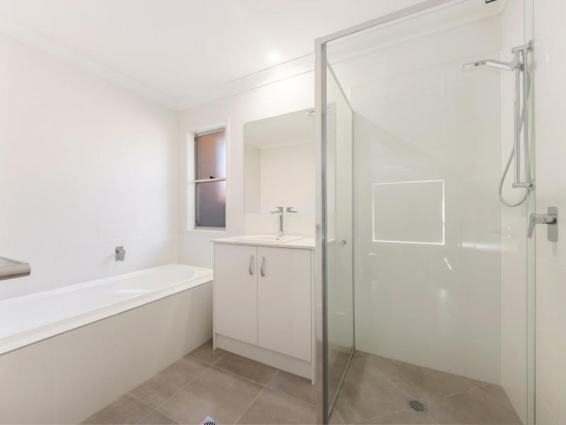 25a Crown Street, Silkstone QLD 4304