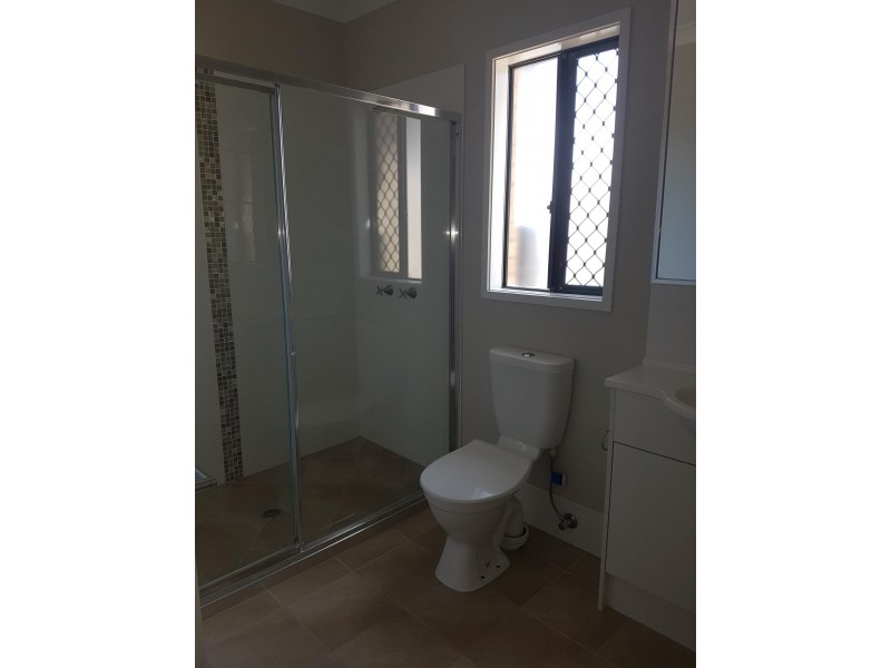 1/2 Rosella Way, Deebing Heights QLD 4306