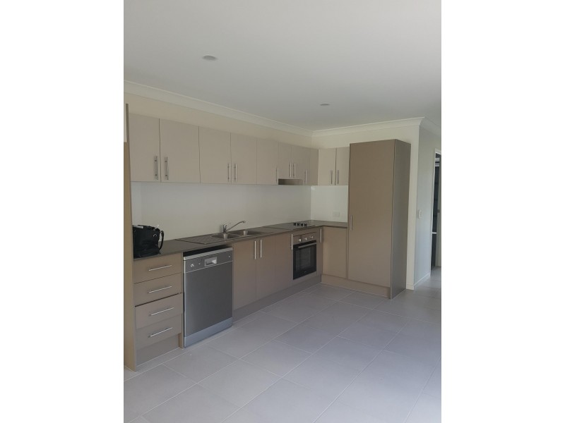 2/7 Essington Mews, Leichhardt QLD 4305