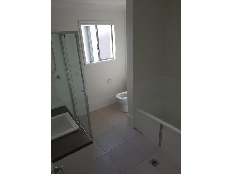 2/7 Essington Mews, Leichhardt QLD 4305