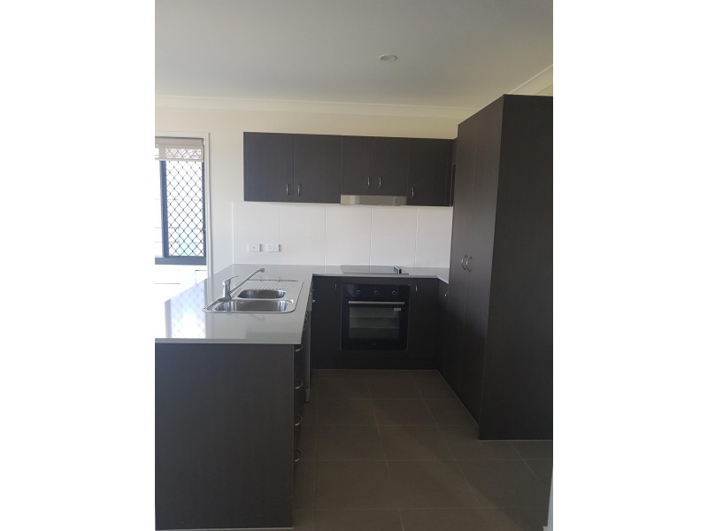 2/17 Gooloowan Cct, Brassall QLD 4305