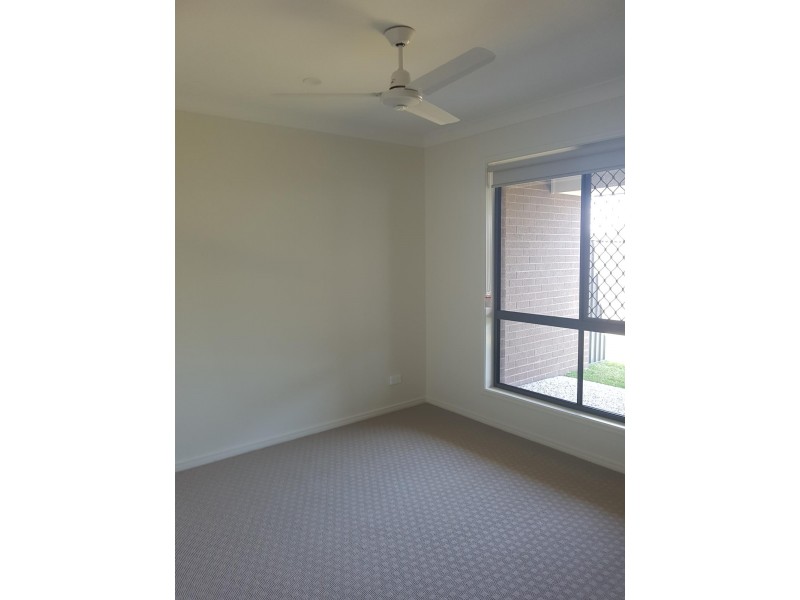 2/17 Gooloowan Cct, Brassall QLD 4305