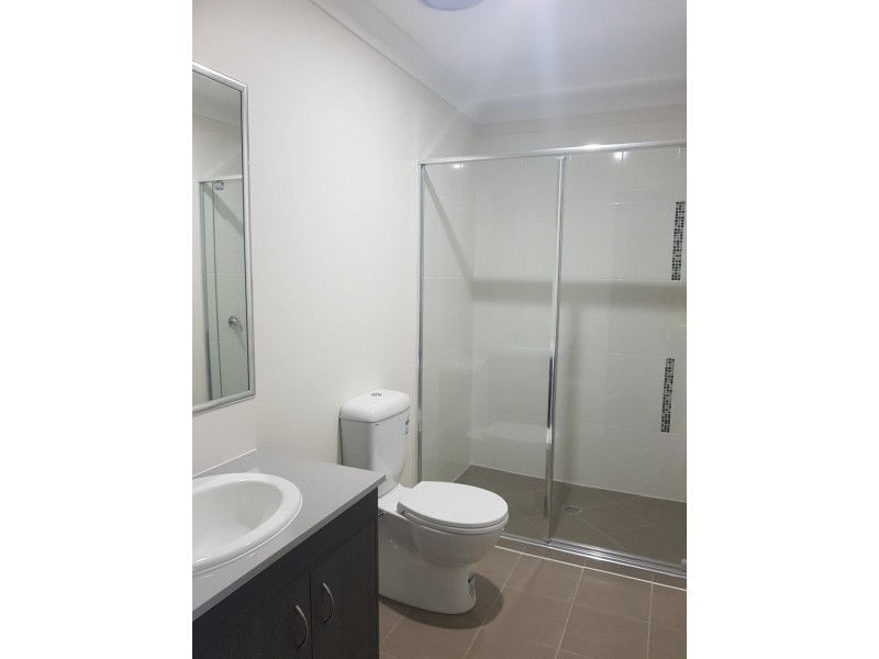 2/17 Gooloowan Cct, Brassall QLD 4305
