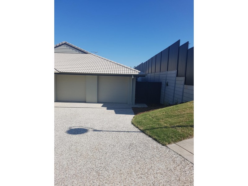 2/17 Gooloowan Cct, Brassall QLD 4305