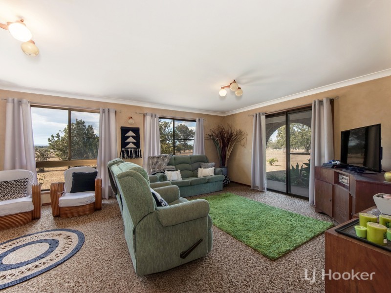 60 Caledonian Road, Thagoona QLD 4306