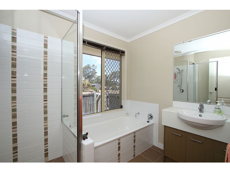 24 Pat Slattery Place, Lowood QLD 4311
