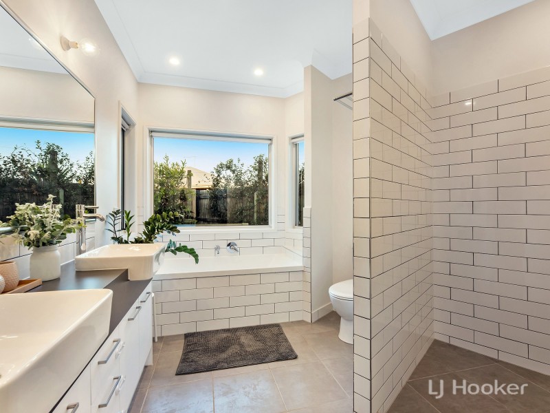 16 Splendid Drive, South Ripley QLD 4306