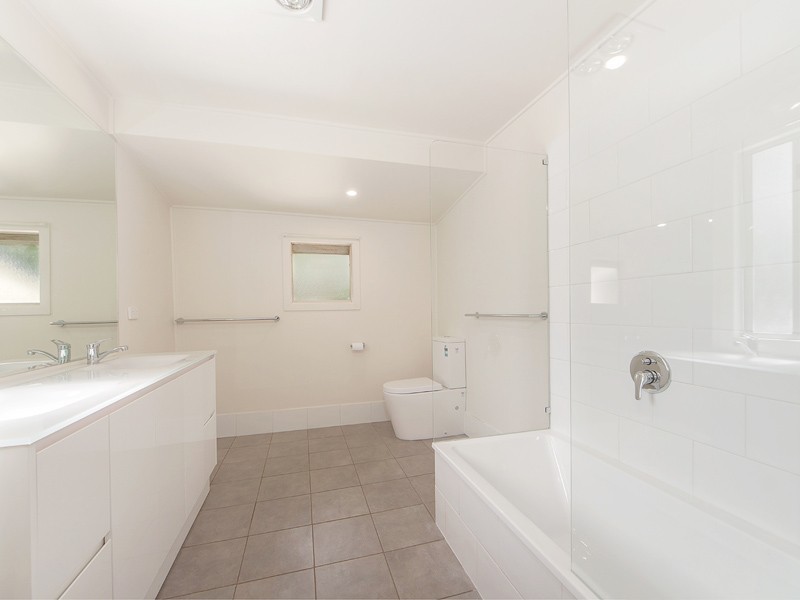 95 Cemetery Road, Raceview QLD 4305