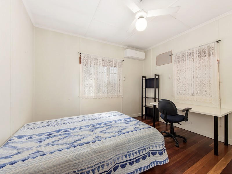 1 Taylor Street, Eastern Heights QLD 4305