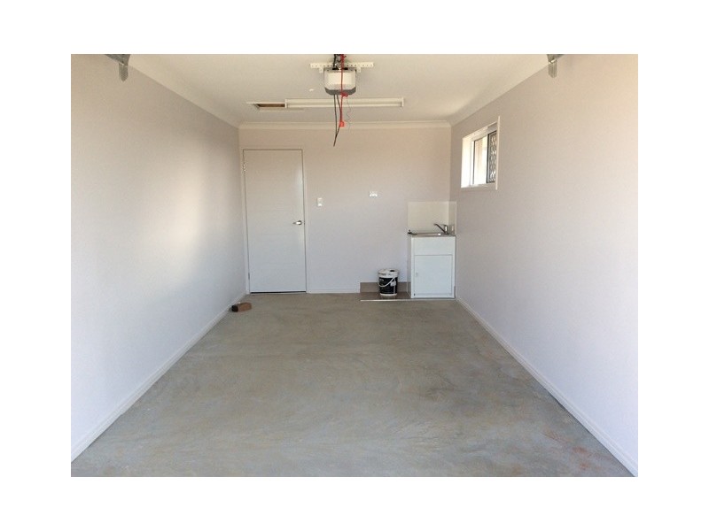 2/19 Essington Mews, Leichhardt QLD 4305