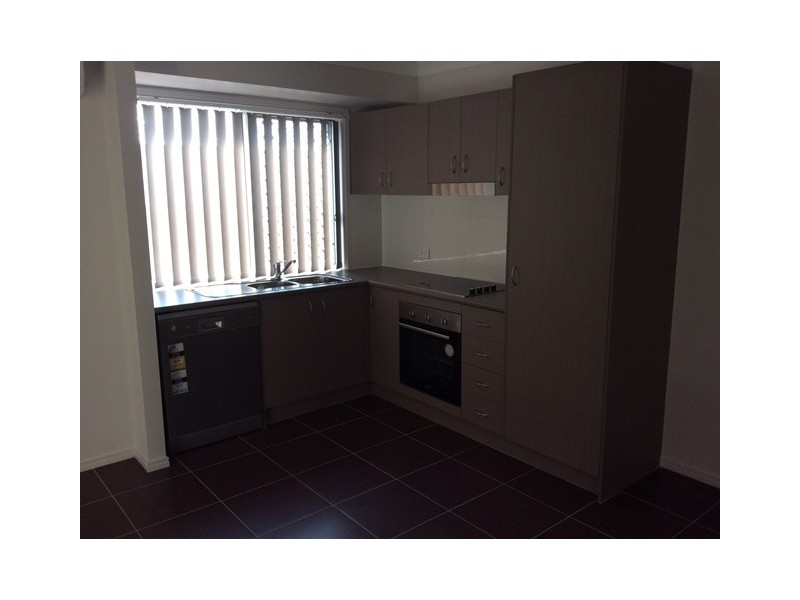 2/19 Essington Mews, Leichhardt QLD 4305