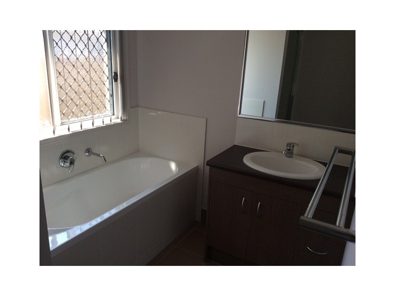2/19 Essington Mews, Leichhardt QLD 4305