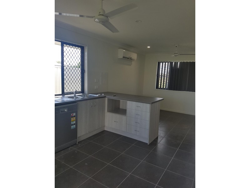 2/110 Sarah Drive, Yamanto QLD 4305