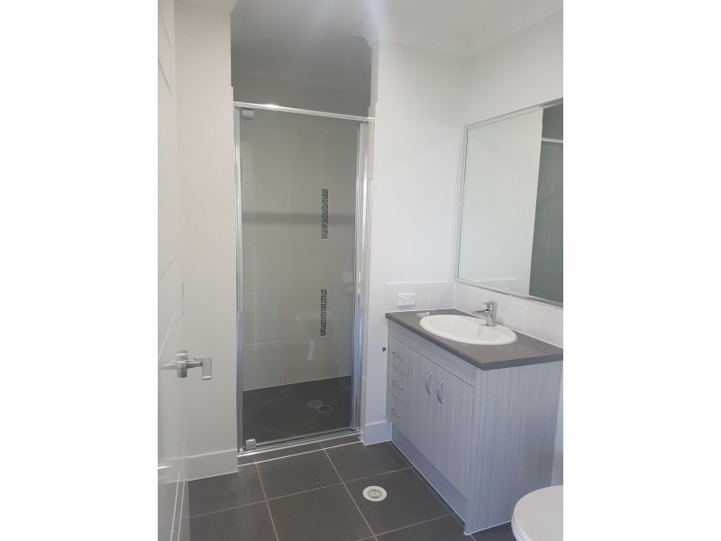 2/110 Sarah Drive, Yamanto QLD 4305