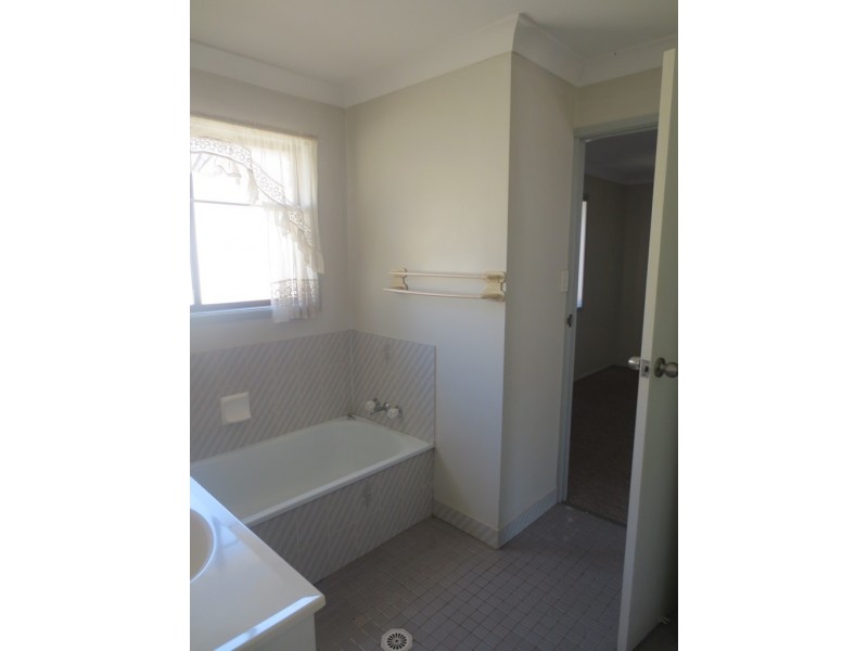2/4 Pitcairn Street, Raceview QLD 4305