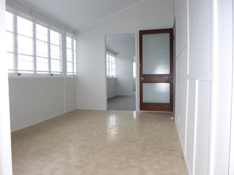 27 The Terrace, North Ipswich QLD 4305