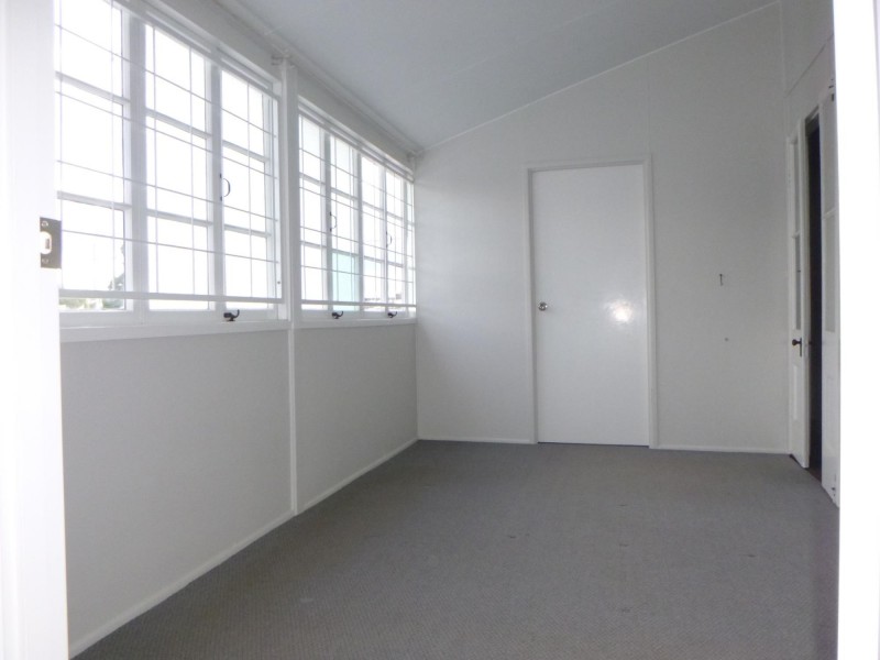 27 The Terrace, North Ipswich QLD 4305