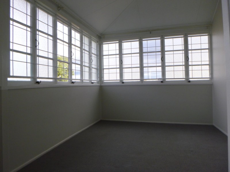 27 The Terrace, North Ipswich QLD 4305