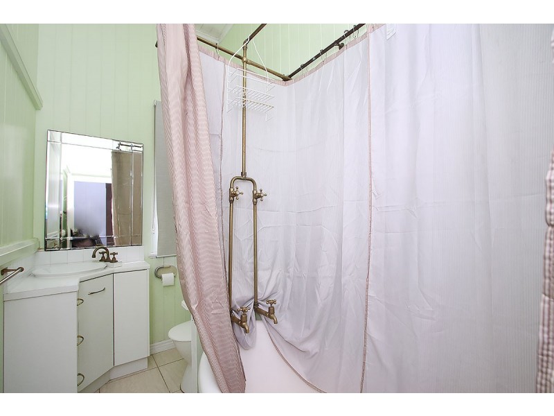 142 Blackstone Road, Silkstone QLD 4304