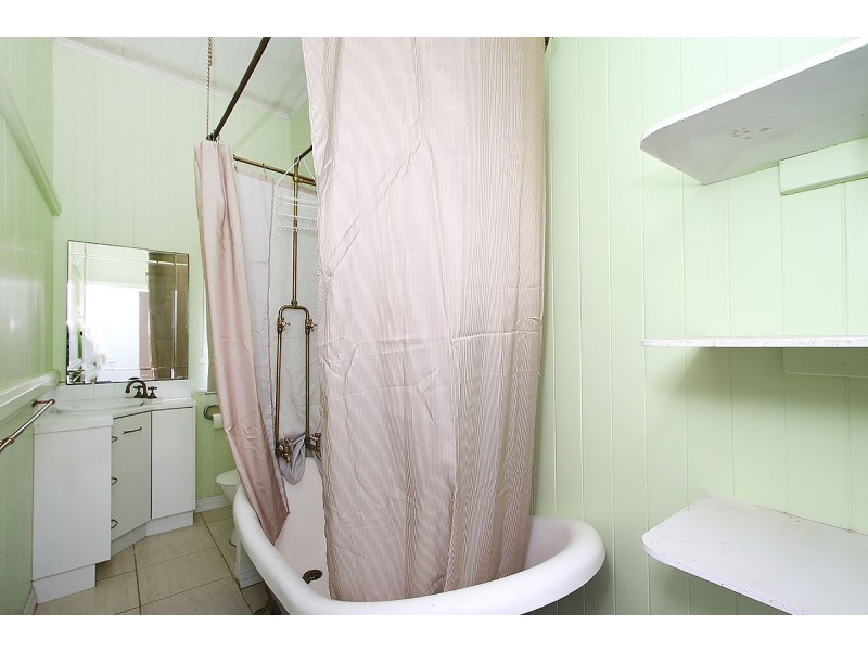 142 Blackstone Road, Silkstone QLD 4304