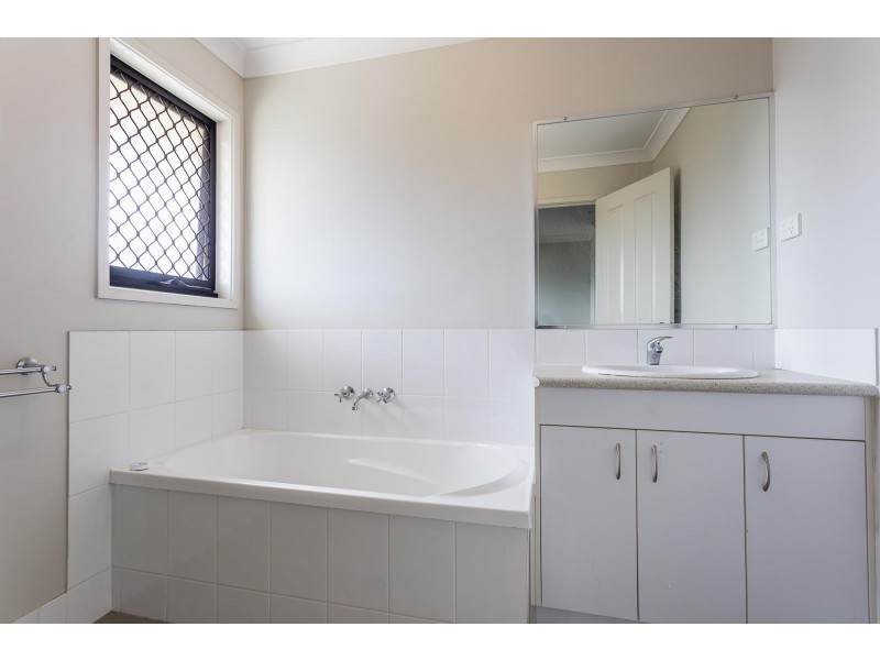 2/17 Golden Crest Pl, Bellbowrie QLD 4070
