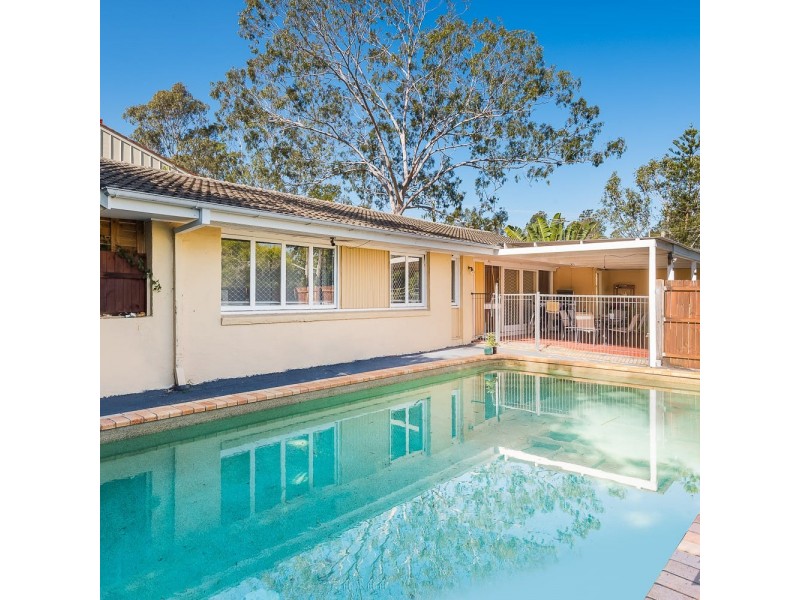 1 Dumbarton Drive, Kenmore QLD 4069