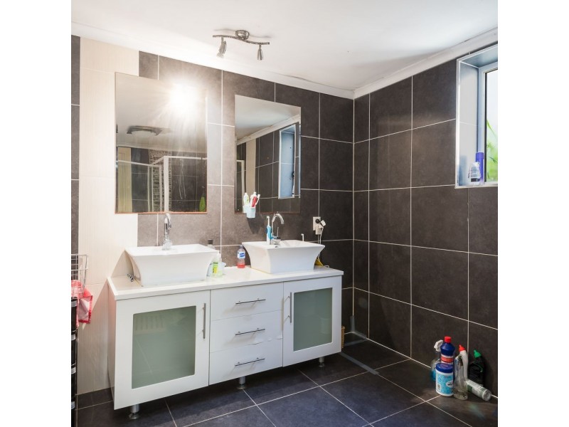 1 Dumbarton Drive, Kenmore QLD 4069