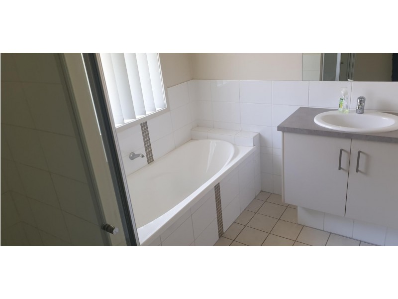 69 Vivian Hancock, North Booval QLD 4304